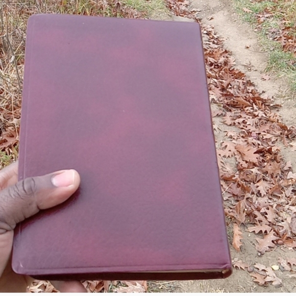 Nelson Giant print NKJV Bible - Picture 3 of 7